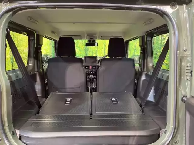 ジムニーで車中泊しよう!足を伸ばせるスペースの魅力と便利アイテム