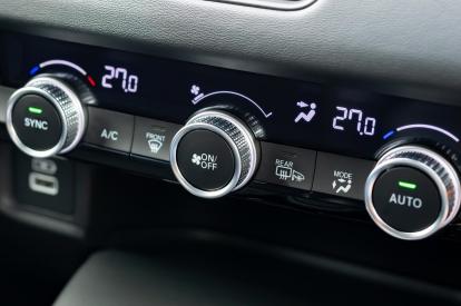 車のエアコンを活用して快適に過ごそう！使用タイミングや燃費悪化を防ぐコツ