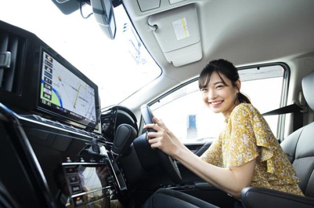 楽しくドライブする女性