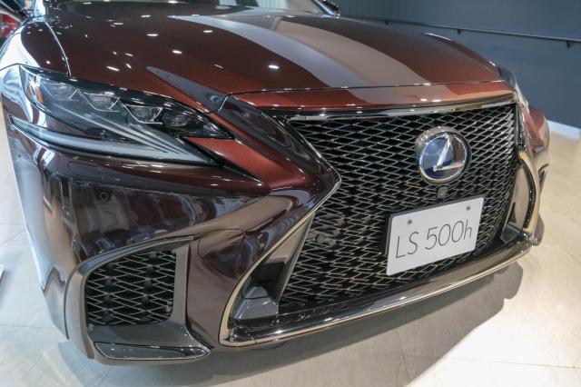 レクサス LSは伝統的な美しさと最新機能が融合！新車と中古車価格もチェック