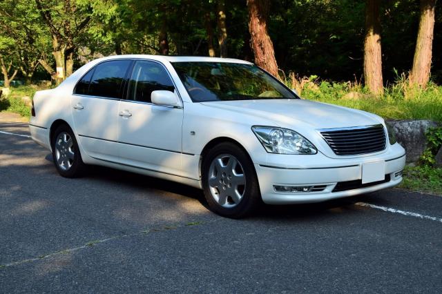 レクサス LSは伝統的な美しさと最新機能が融合！新車と中古車価格もチェック