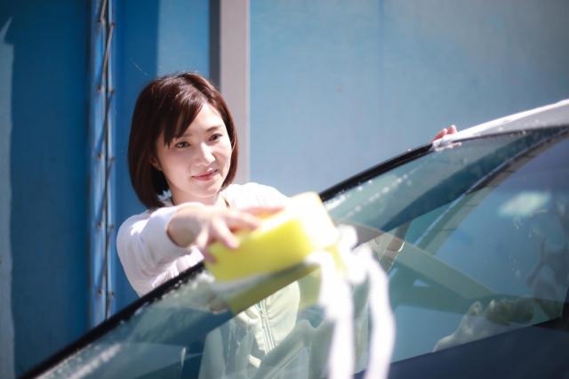 車の油膜取り方法は?付着する原因や防止するためのポイント