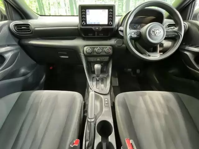 ヤリスの後部座席は広い?サイズ感やシートアレンジの特徴を徹底解説!