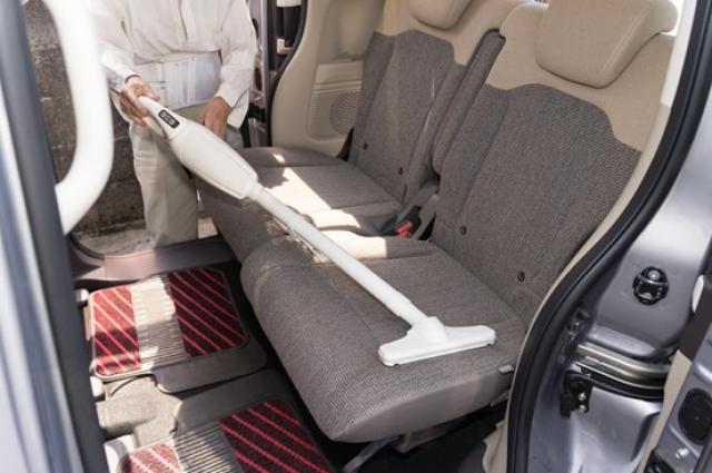 ベンチシートに掃除機をかける