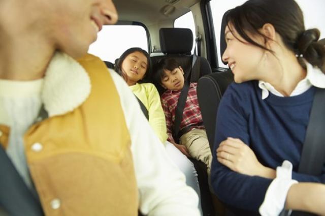 遊び疲れた子どもたち