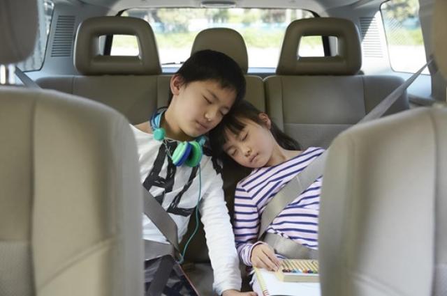 睡眠中の子どもたち