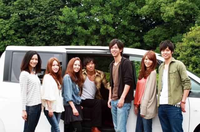 ミニバンと7人の男女