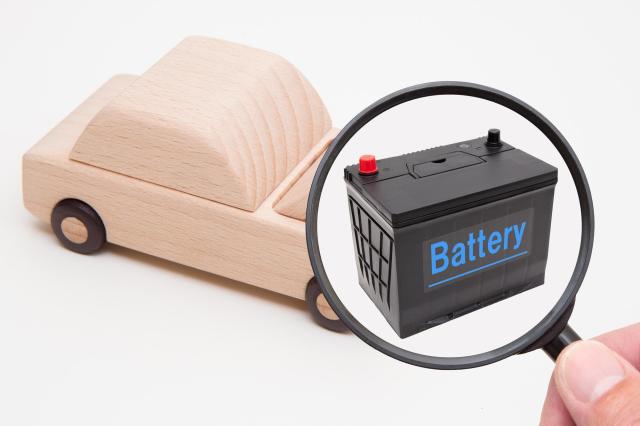 車のバッテリー交換にかかる費用の目安は?自分で交換する方法なども解説