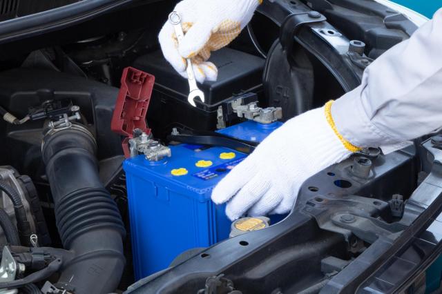 車のバッテリー交換にかかる費用の目安は?自分で交換する方法なども解説