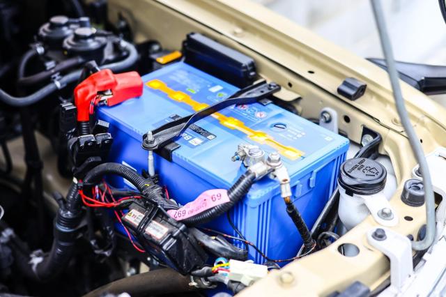 車のバッテリー交換にかかる費用の目安は?自分で交換する方法なども解説