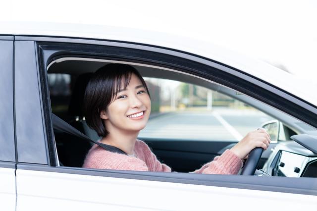 車のバッテリー交換にかかる費用の目安は?自分で交換する方法なども解説