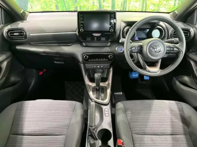 ヤリスの荷室サイズは？収納スペースや内装の特徴を紹介します