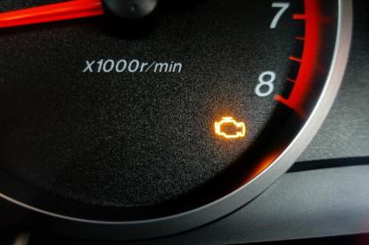 BMWのエンジン警告灯が点灯したら？原因や対処方法について解説