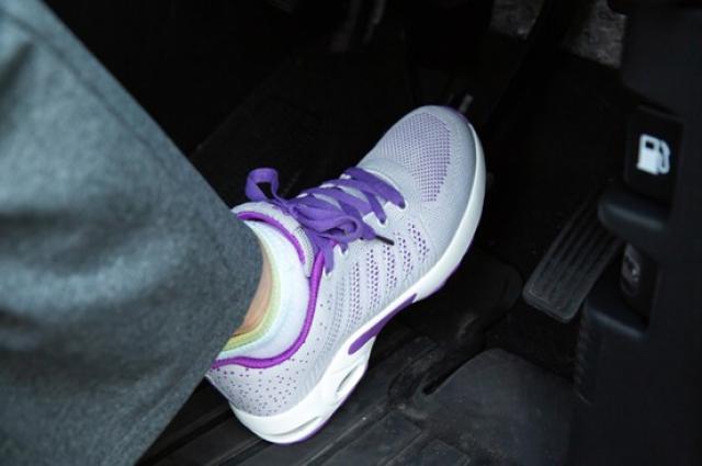 ブレーキを踏む足元