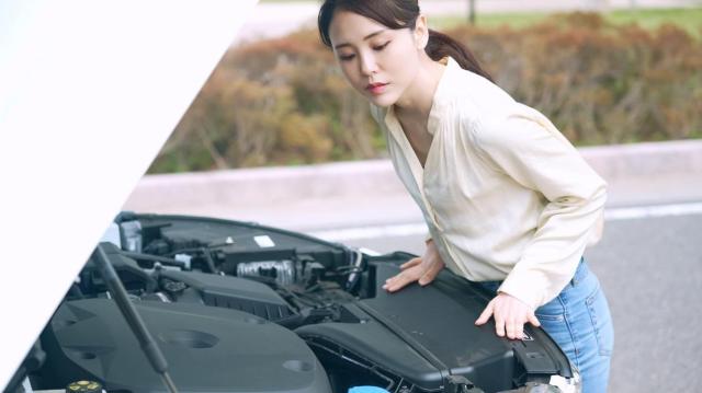 ガソリン臭い車は運転しても大丈夫?危険性や原因と対処法を解説