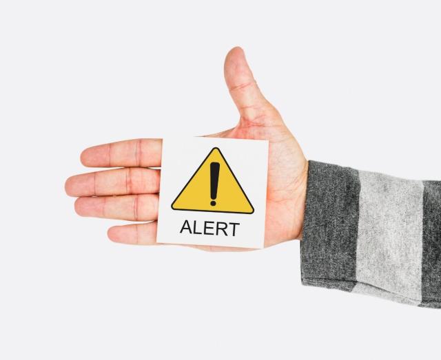 ガソリン臭い車は運転しても大丈夫?危険性や原因と対処法を解説