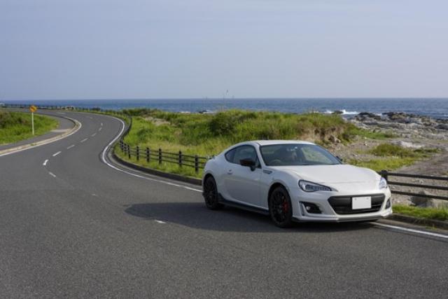 スポーツカーでドライブ