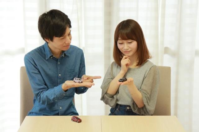 車選びで悩む夫婦
