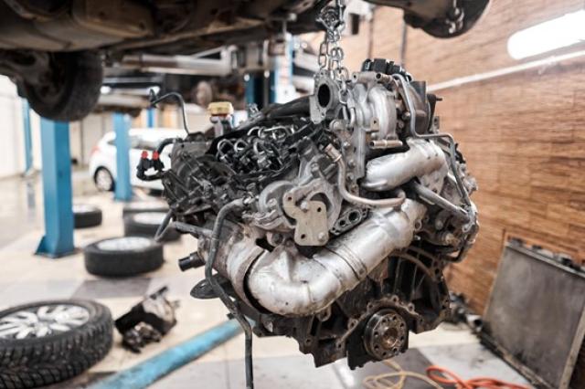 エンジン警告灯が点灯する原因とは？パターンごとの意味や対処法も解説