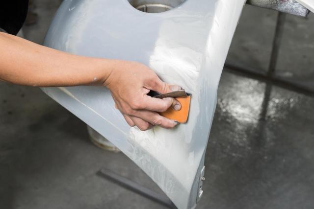 バンパー修理の費用相場は？損傷の程度別に修理方法を解説！