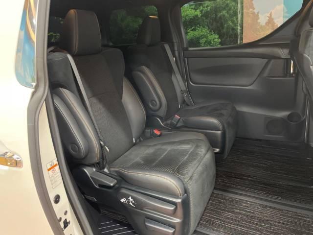 クラウンヴェルファイアとヴェルファイアの違い:高級感と実用性の融合を徹底比較