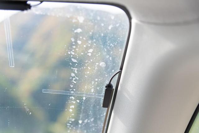 車のガラスのウロコ取り方法は？汚れの原因と予防法をチェックしよう
