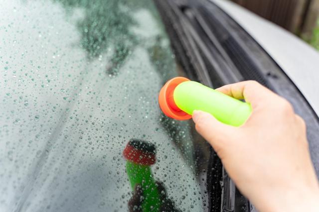 車のガラスのウロコ取り方法は？汚れの原因と予防法をチェックしよう