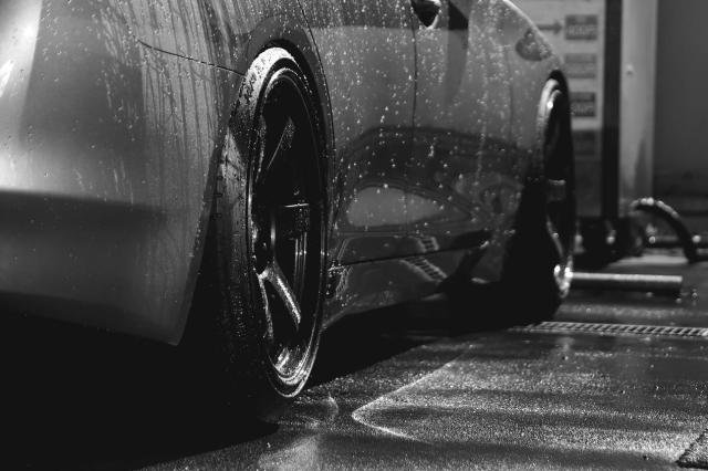 プリウスαの標準タイヤサイズとは?インチアップのメリットと注意点も解説