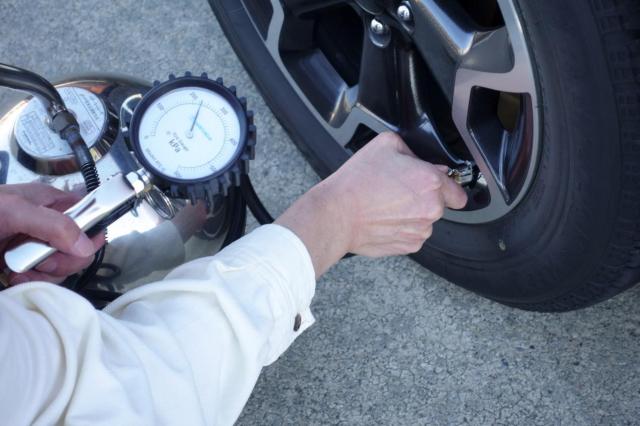 プリウスαの標準タイヤサイズとは?インチアップのメリットと注意点も解説