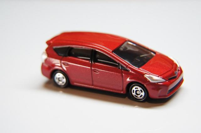 プリウスαの標準タイヤサイズとは?インチアップのメリットと注意点も解説