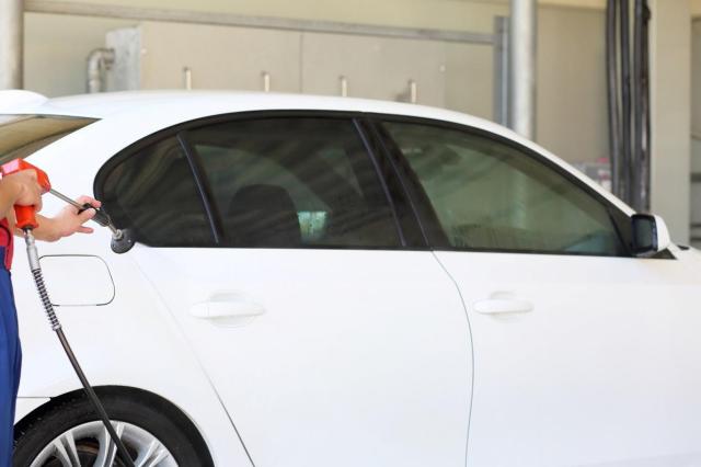 車のボディに鉄粉が付着する原因とは?除去方法やボディケアについて解説