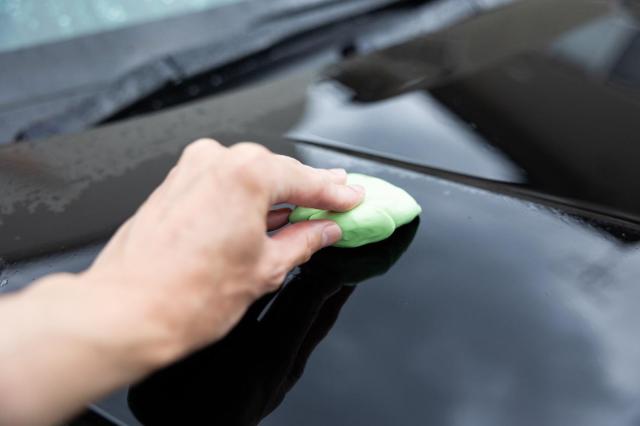 車のボディに鉄粉が付着する原因とは?除去方法やボディケアについて解説