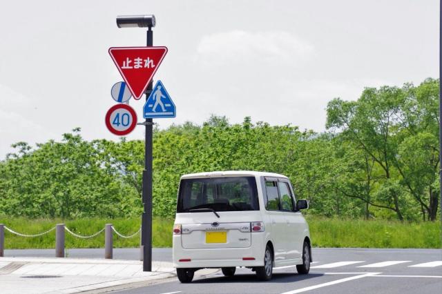 自動車の運行において重要な道路標識の種類・役割を解説!