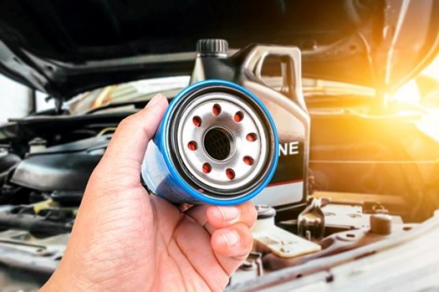 エレメントとは?オイルフィルターとの違いや交換の時期・方法を解説
