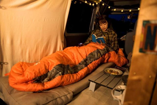 キャラバンの車中泊仕様の魅力とは?車中泊で役立つポイントを解説