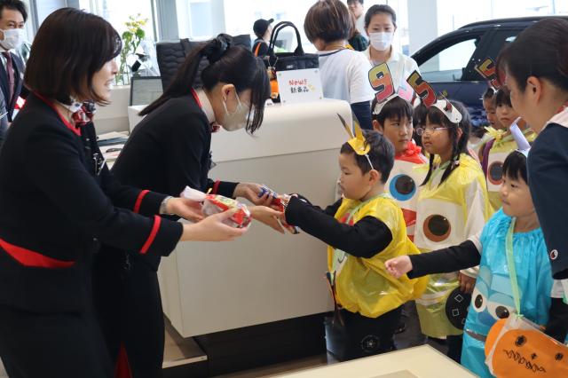 Audi港南台が地元保育園のハロウィンイベントに協賛