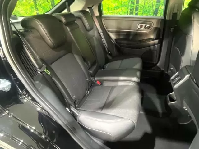 ヴェゼルは何人乗り？室内空間や荷室活用術、燃費、安全性能を徹底解説