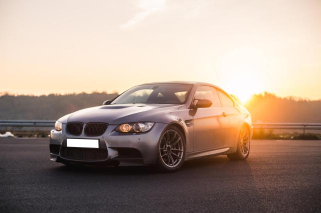 500万円クラスの車を買う年収の目安は?国産・輸入車と家族構成別車種も