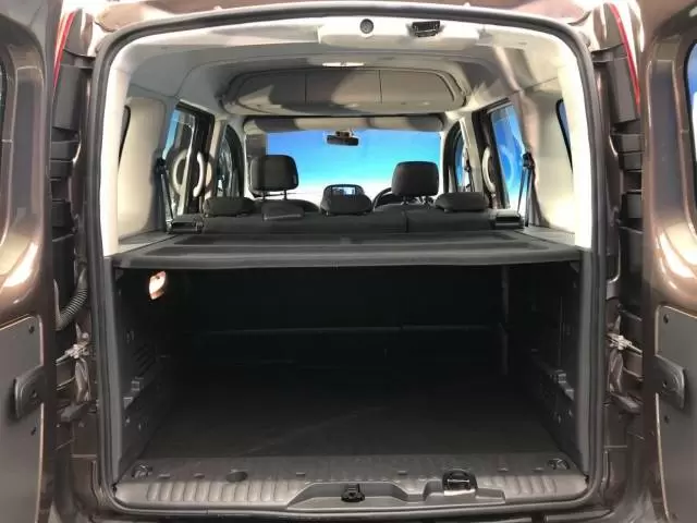 2代目カングーについて徹底解説!ボディサイズやエンジン、使い勝手を確認