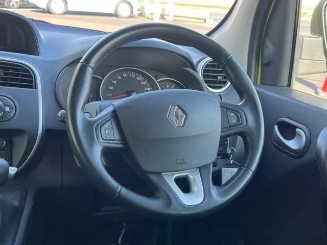 カングーには5ナンバー時代があった！新型と旧型の特徴の違い