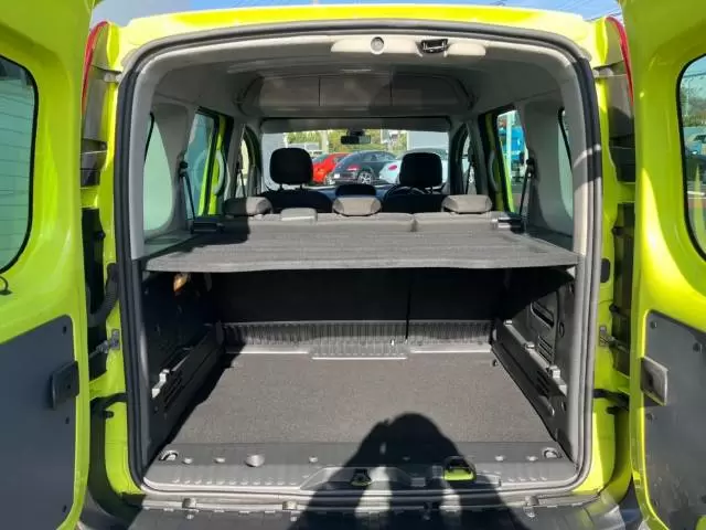 カングーには5ナンバー時代があった！新型と旧型の特徴の違い