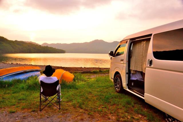 ハイエースバンは何人乗り？普通免許で運転可能なモデルやできないモデルを理解しよう