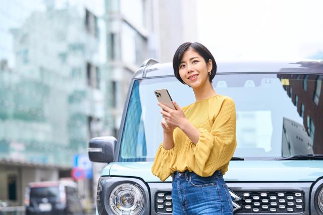 スマホを触る女性