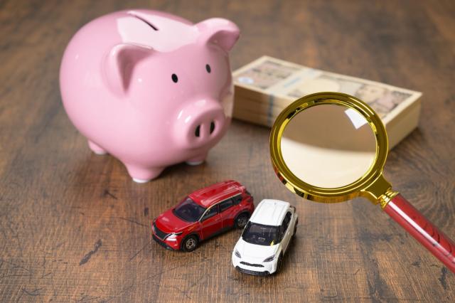 ミニカーと豚の貯金箱、虫メガネ