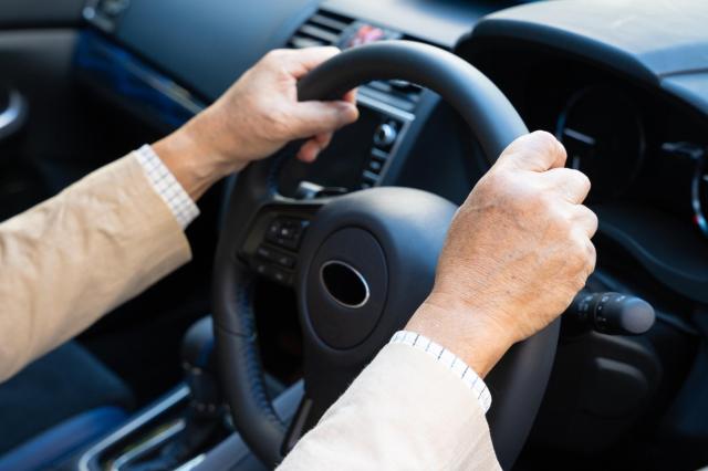 愛車に安全装置(運転支援装置)を後付けする方法|依頼先や補助金制度