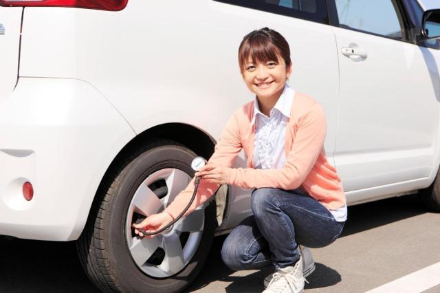空気圧を測定する女性