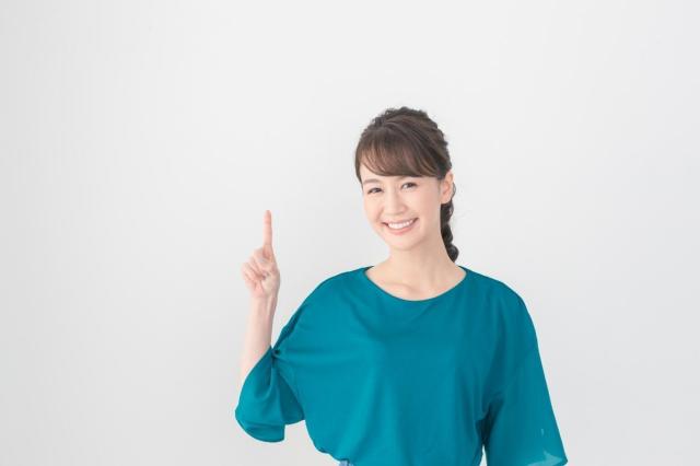 人差し指を立てた女性