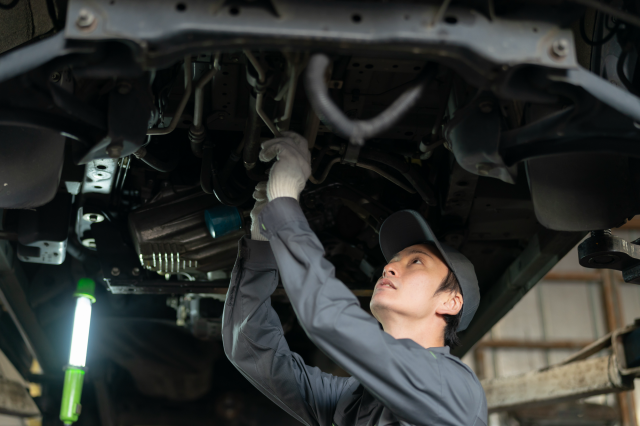 工場で働く自動車整備士
