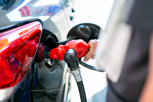 ガソリンスタンドでの給油シーン