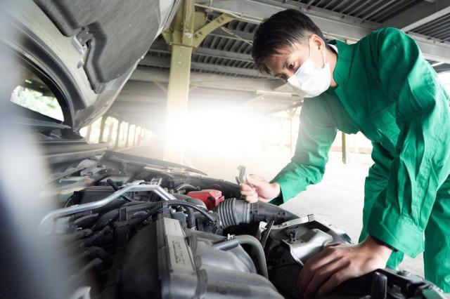 車を点検するメカニック